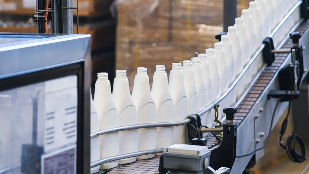 linia produkcyjna - wyposażona w automatyczne zakręcarki do butelek i słoików