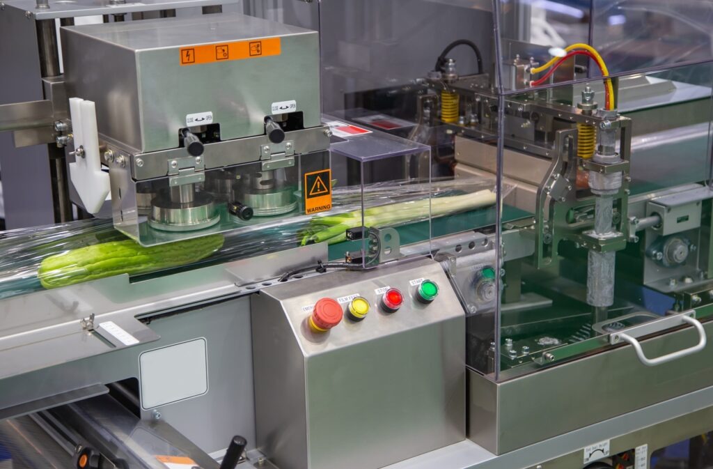Maszyna flow pack podczas automatycznego pakowania produktów spożywczych w folię